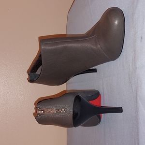 Kenneth Cole Reaction RNX  Joni Arc Grey Booties Size 8 M Stiletto Heel Red Sole